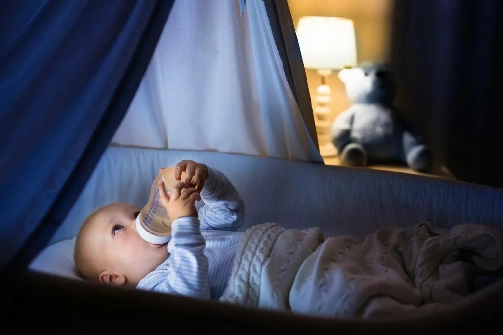 Ребенок спит. Как отучить ребенка ночью писать в кровать фото. Ребенок спит. Спящий ребенок. Беспокойный сон у ребенка.