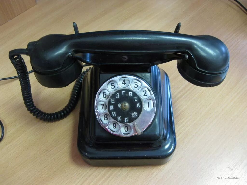 телефон 1976 года. сломанный телефонный аппарат. телефон 1976 года. старый телефон. почтовая марка металлоискателя александра белла.