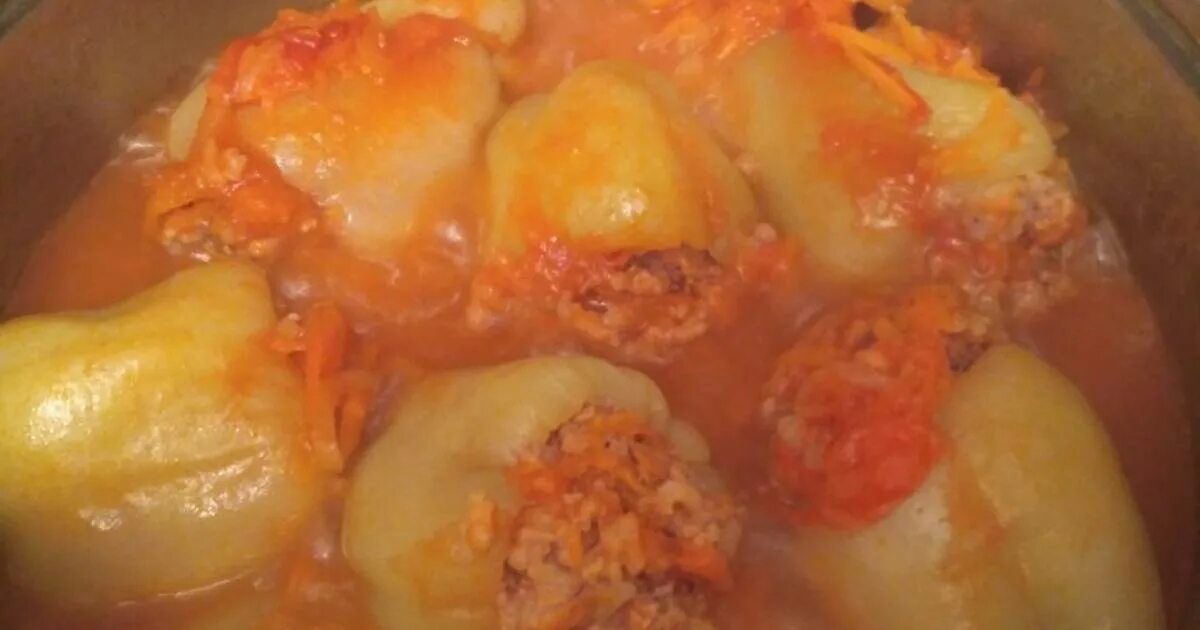Голубцы перец фаршированный. Голубцы в перцах в кастрюле. Перец фаршированный домашний. Тушёные фаршированные перцы. Голубцы в перцах в кастрюле.