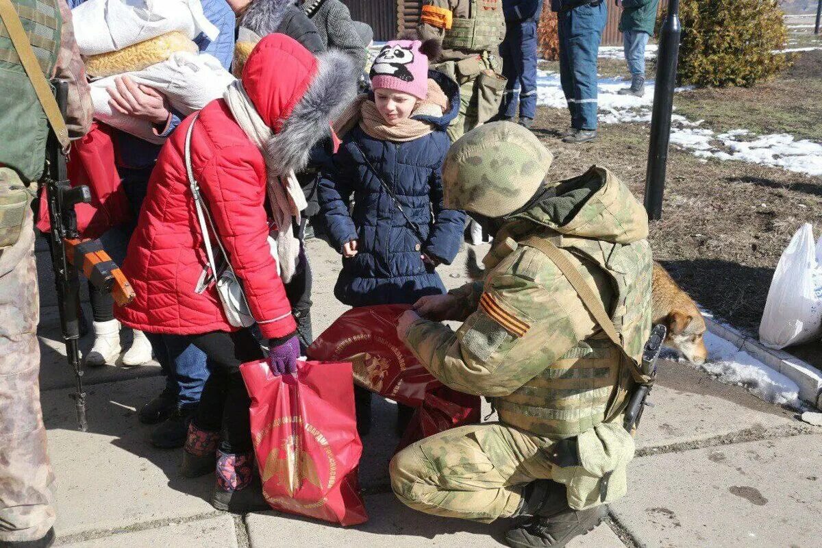 Поддержка росгвардии. Раздача гуманитарной помощи на Украине. Росгвардия гуманитарная помощь. Раздача гуманитарной помощи. Росгвардия доставила более 80 тонн гумпомощи в Харьковскую область.