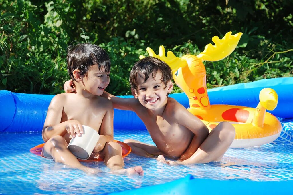 Маленькие купается бассейне. Дети в бассейне. Купание детей в бассейне на даче. Мальчик купается в бассейне. Дети в бассейне на даче купаются.