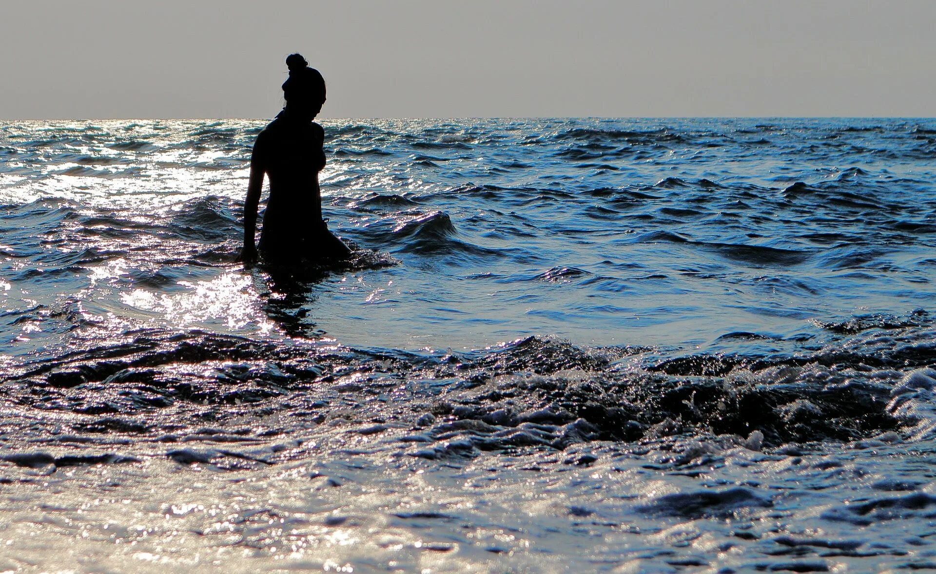 Любое море одна вода. Фотосессия на море. Женщина купается в море. Девушка купается в море. Девушка в волнах моря.