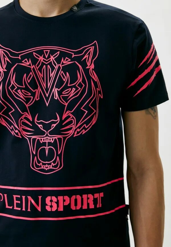 Plein sport мужское. Plein Sport футболка. Plein Sport футболка мужская. Plein Sport Equipment футболки. Plein Sport синяя футболка с тигром.