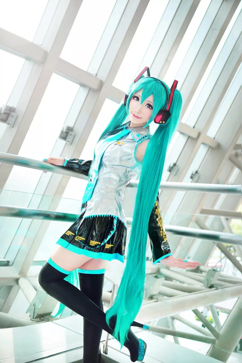 Hatsune miku cosplay. Cosplay Хацунэ Мику. Косплей Хацуне Мику костюм. Хатсуне Мику косплей.