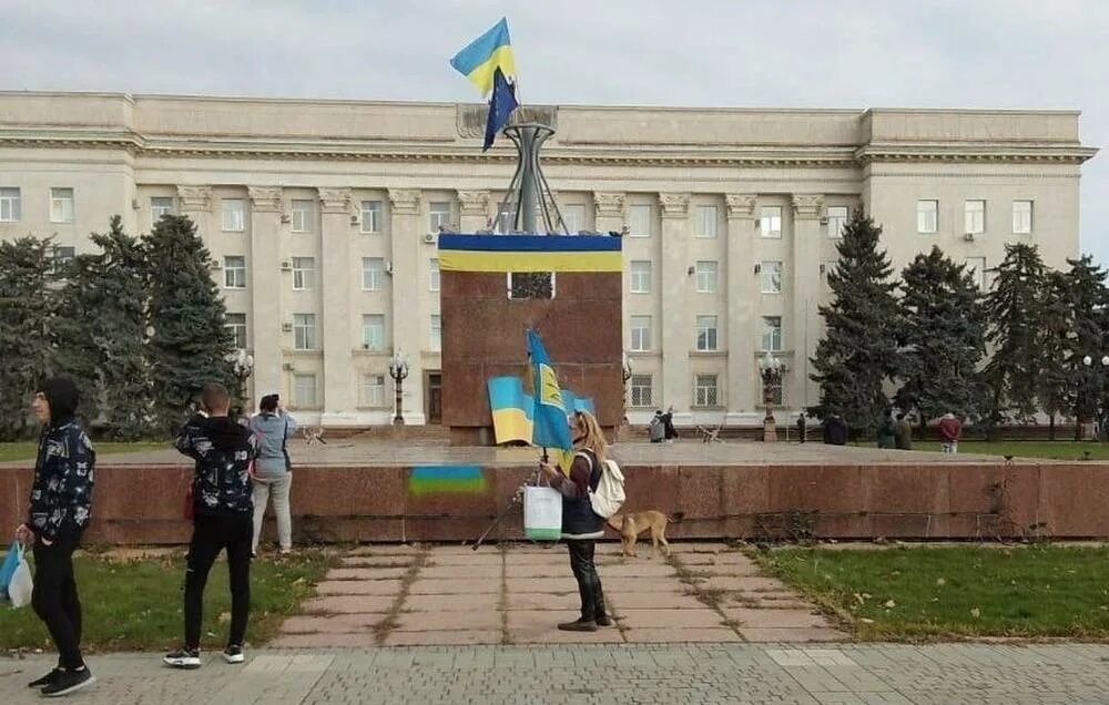 Херсон центр города площадь. Херсон Украина. Флаг Херсона 2022. Украина до войны. Украина сдалась или нет