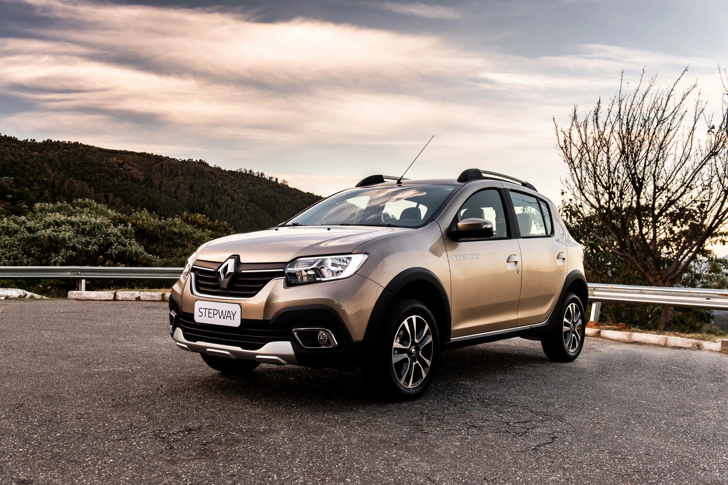 Renault stepway отзывы. Рено Сандеро степвей кроссовер. Renault Sandero Stepway 2020. Логан степвей 2020. Рено Логан степвей кроссовер.