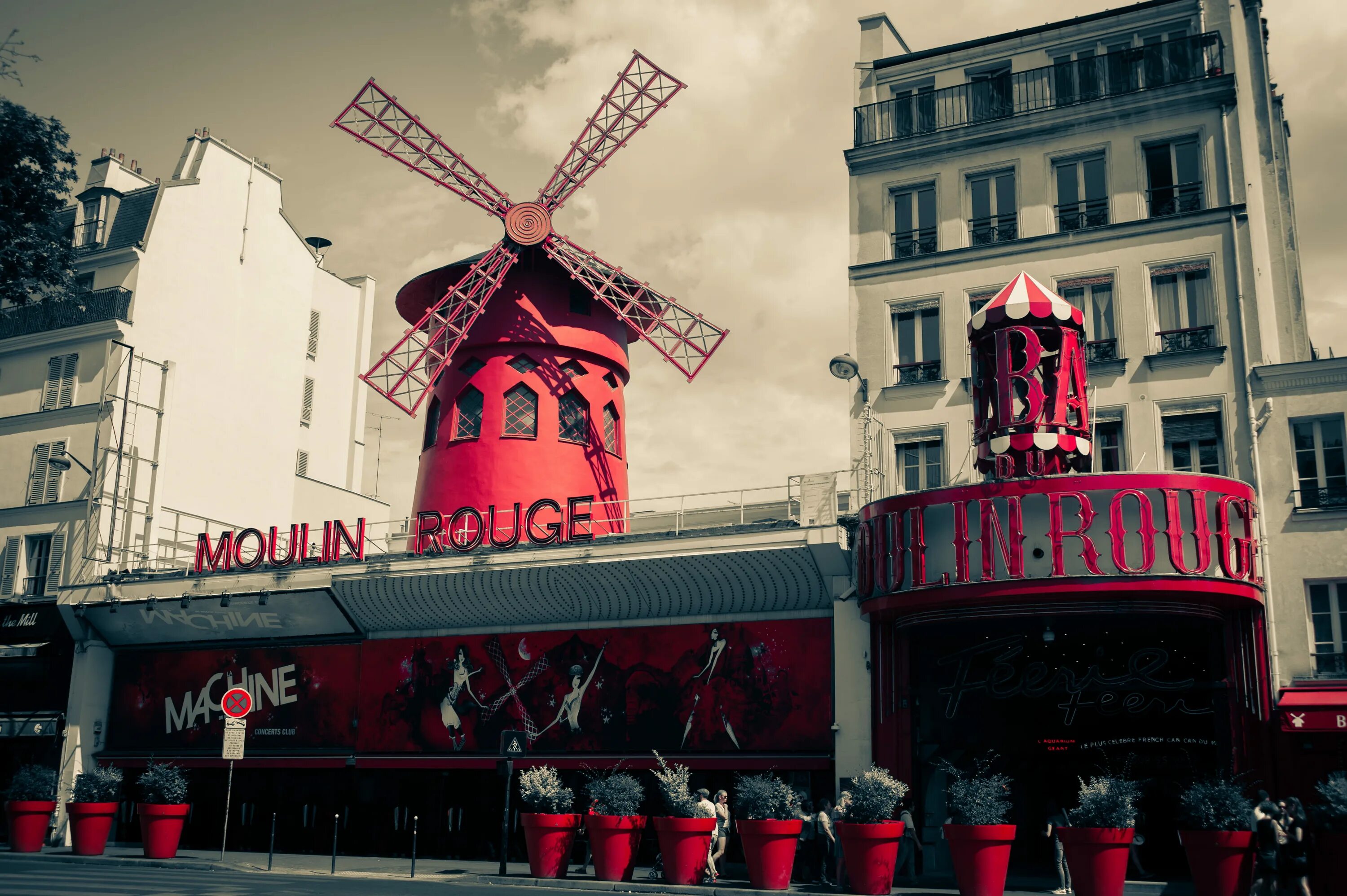 Мулен Руж в Париже. Мулен Руж здание в Париже. Кабаре Мулен Руж. Moulin rouge Париж. Moulin roty