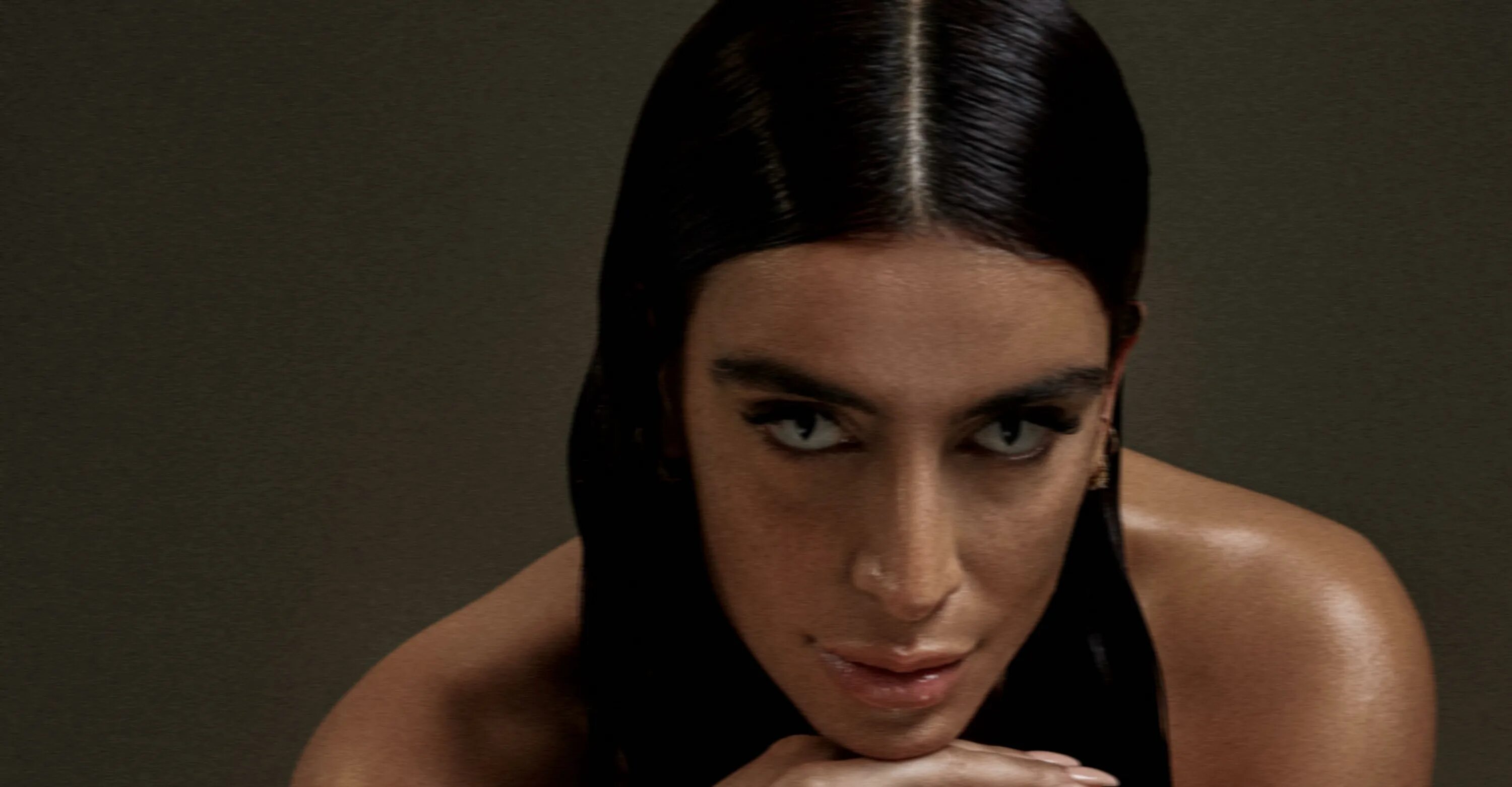Севдализа тату. Севдализа шахмаран. Девушка для обложки трека. Sevdaliza фото. Севдализа 2022.