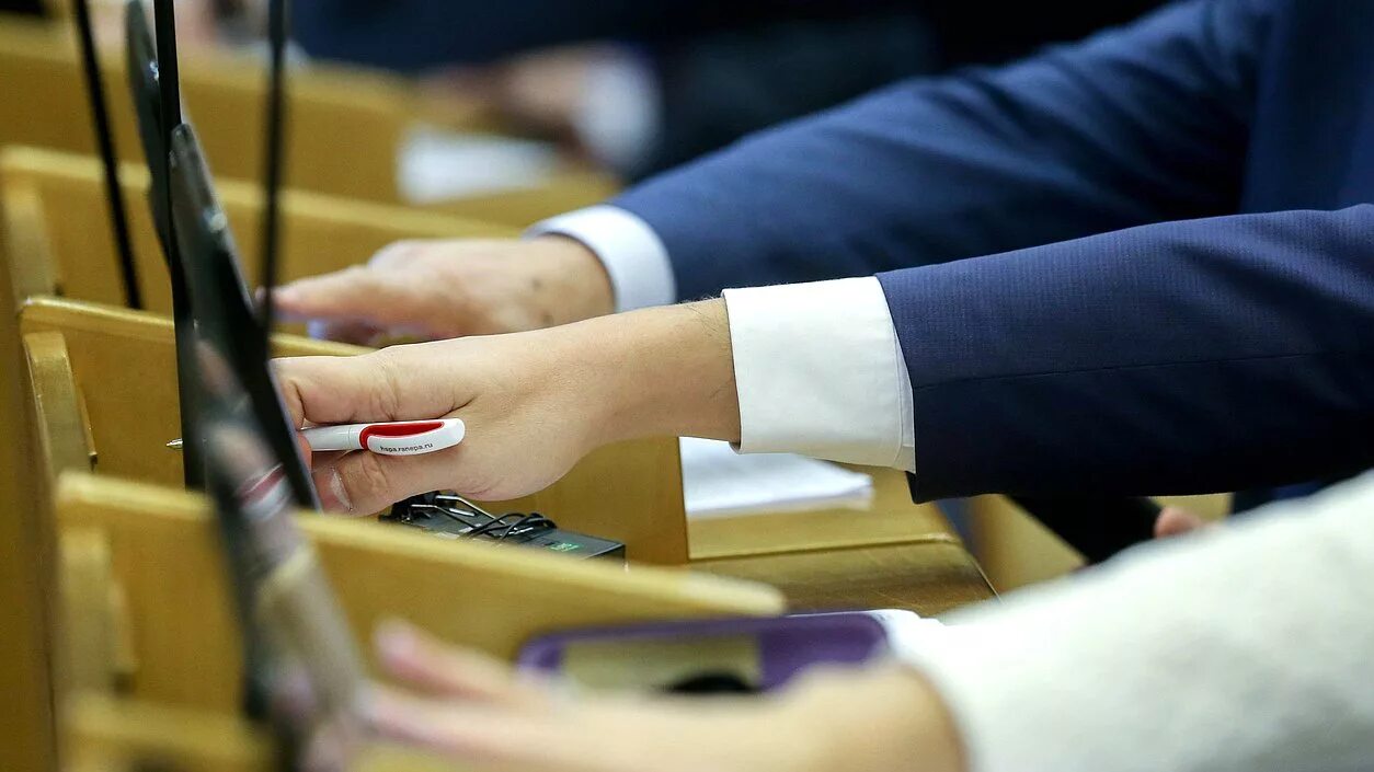 Госдума приняла закон об увеличении. Госдума. законопроект картинка. первое чтение в госдуме. законодательная инициатива.
