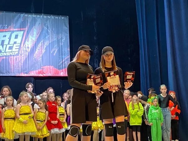 Вес бального танцора. Дэнс сити кузнецк. Оформление танцевальной студии. Танцевальные студии тула. Танцевальная студия магия.