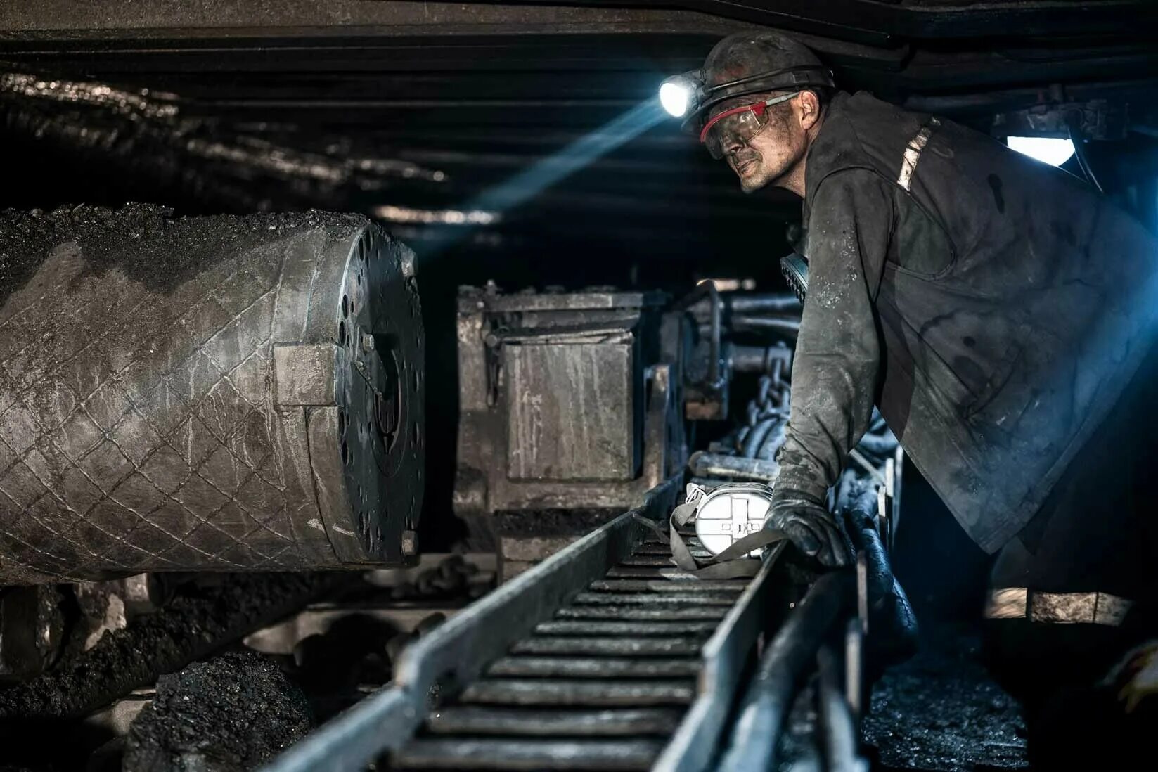 Угольная шахта Ростовская область. Уголь в шахте. Добыча угля в шахте. Шахтная добыча угля.