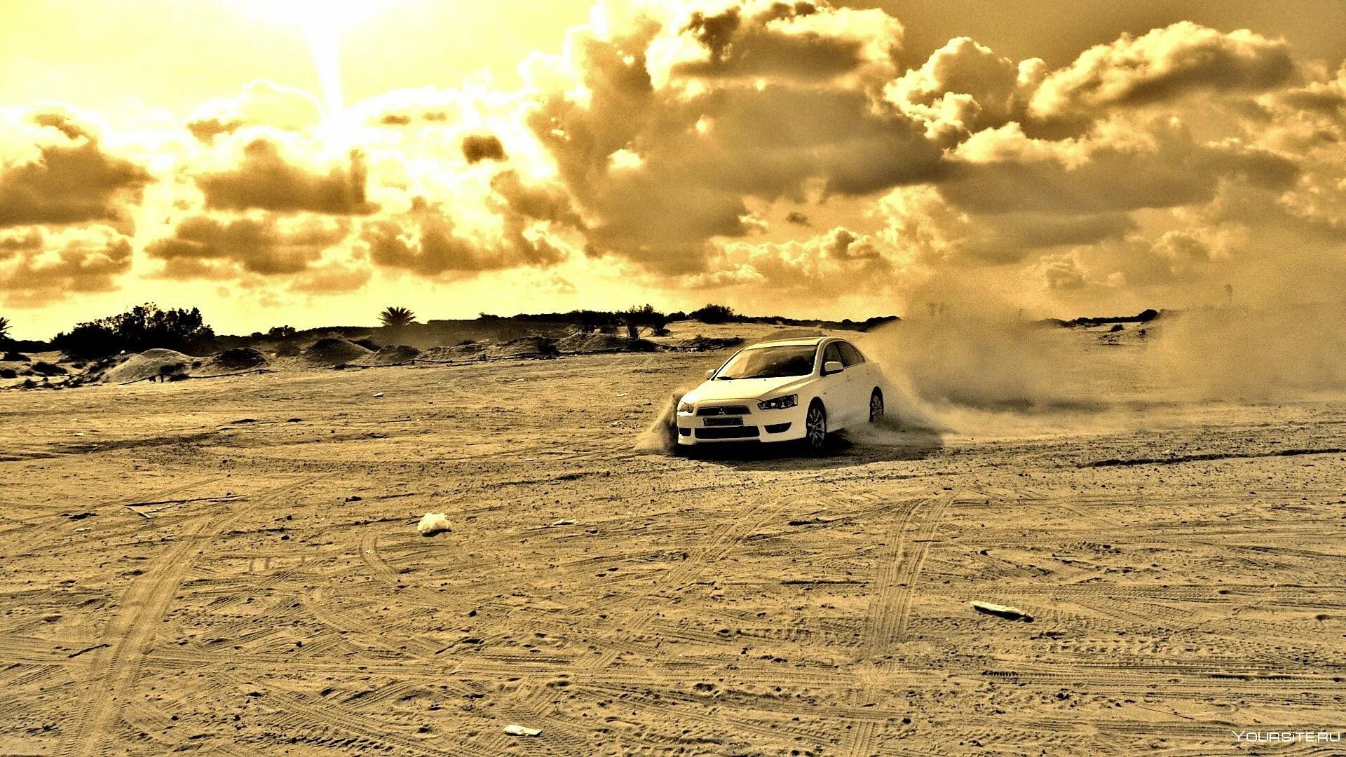 Машина в пустыне. Машина едет по пустыне. Автомобиль в далеке. Машина на дороге в пустыне. Машины едут по пустыне