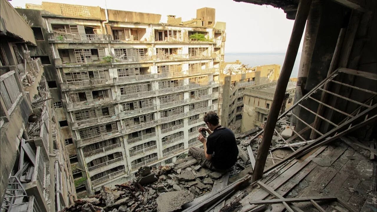 Остров хасима япония. Хасима город призрак. Страшный город призрак в абхазии. Заброшенное здание. Самый страшный город в мире.