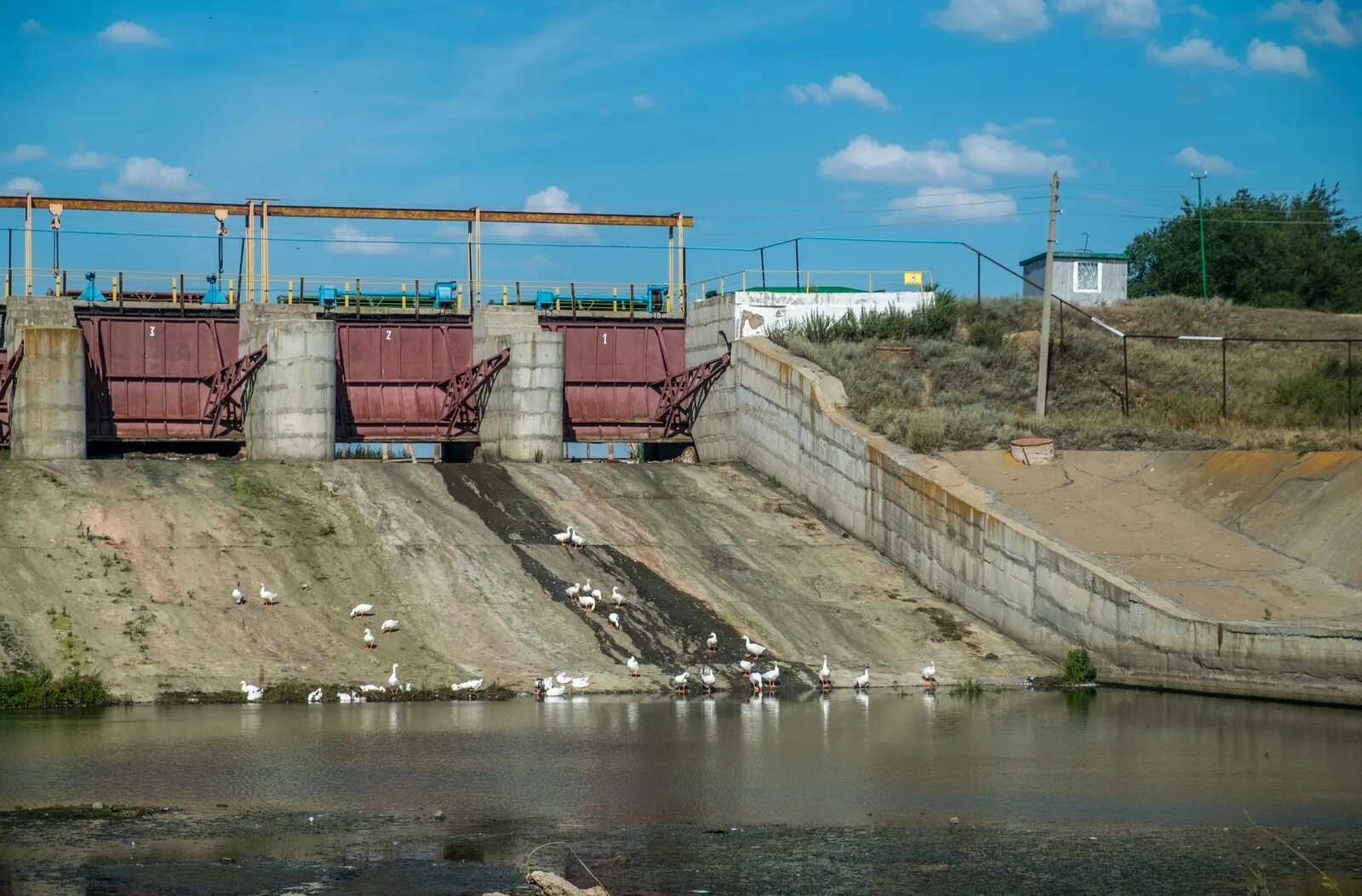 Новости сергиевского водохранилища. Плотина Старооскольского водохранилища. Водохранилище старый Оскол. Верхнемакаровское водохранилище плотина. Плотина гидроузел Можайск.