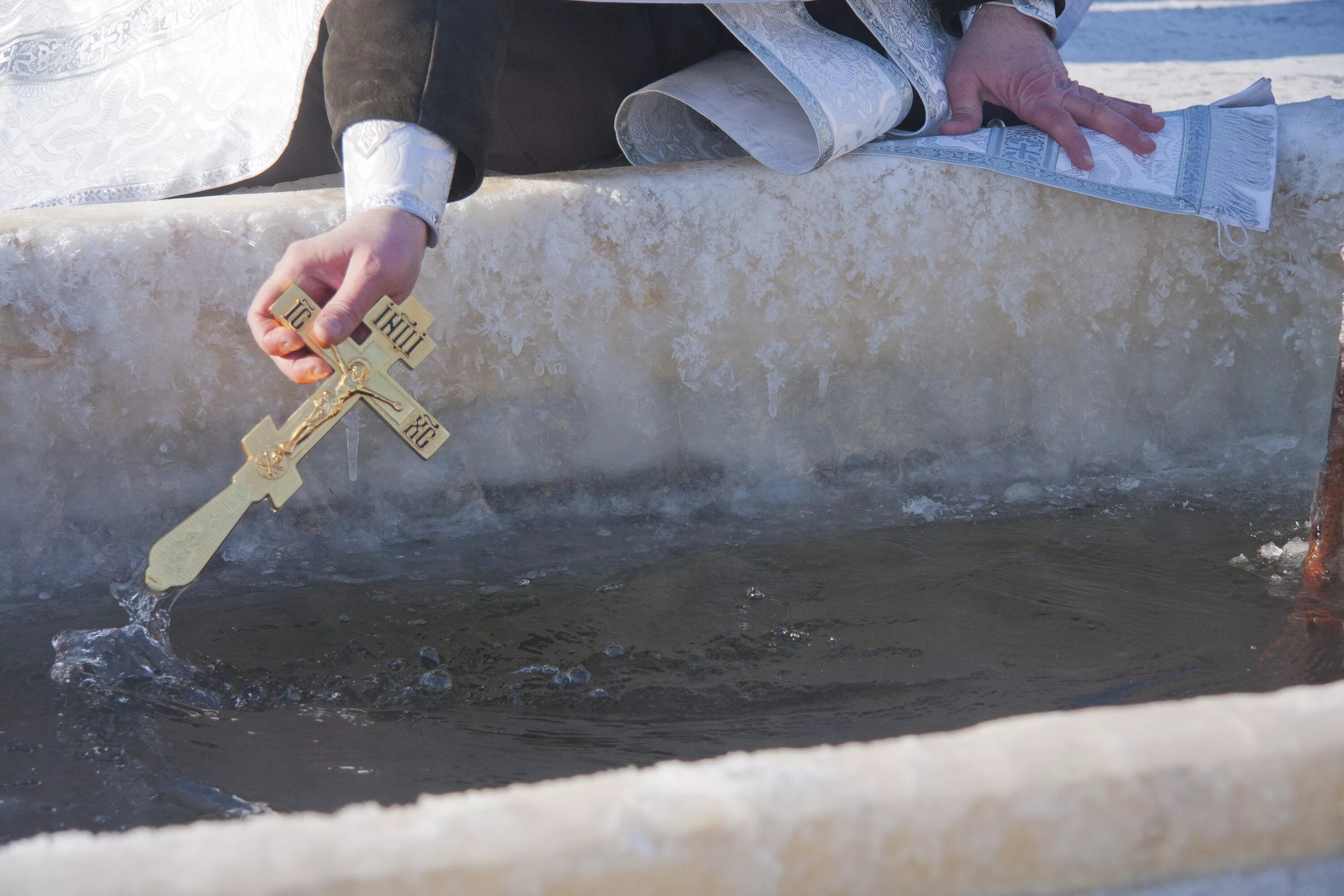 Перед крещенской водой. Крещение Господне Святая вода. Иордань освящение воды проруби. Великое освящение воды на иордани. Освящение иордани на крещение.