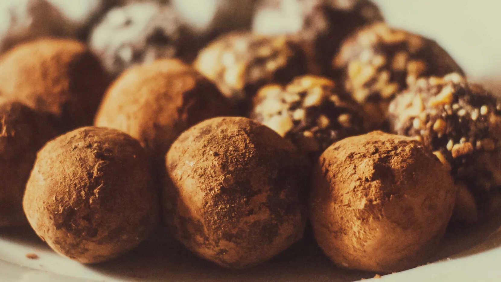 Сделать конфеты трюфели. Шоколад truffles. трюфель truffle. трюфель конфеты. шоколадные трюфели.