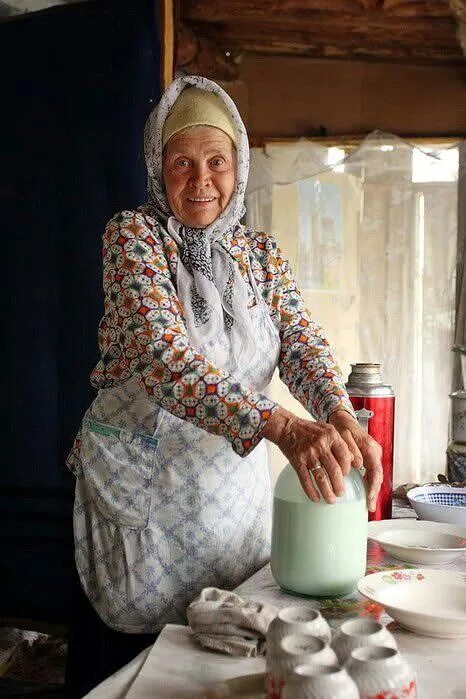 пожилые деревенские женщины. бабушка из деревни. пожилые женщины в деревне. деревенская бабушка. сельские женщины.