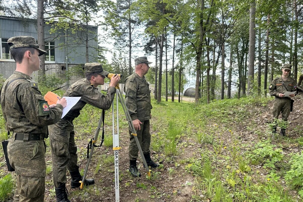 Курсанты на занятиях. Военный инженер. МТО армия. Военный институт инженерно-технический.