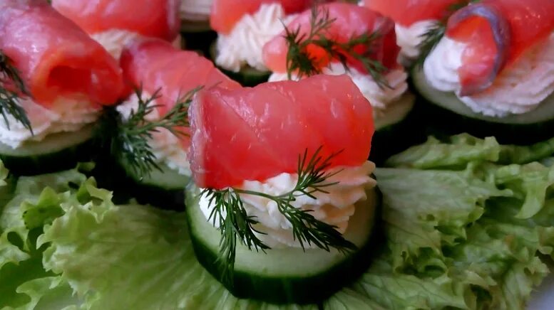 Закуска огурец с красной рыбой. Закуска из огурца и красной рыбы. Закуска с красной рыбой и творожным сыром и огурцом. Канапе с лососем и огурцом. Необычные закуски.