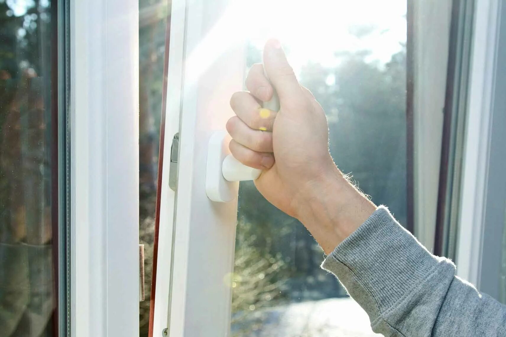 Окно зима. Зима за окном. Зимнее пластиковое окно. Закрыть окна зимой. Закрыть окна зимой.