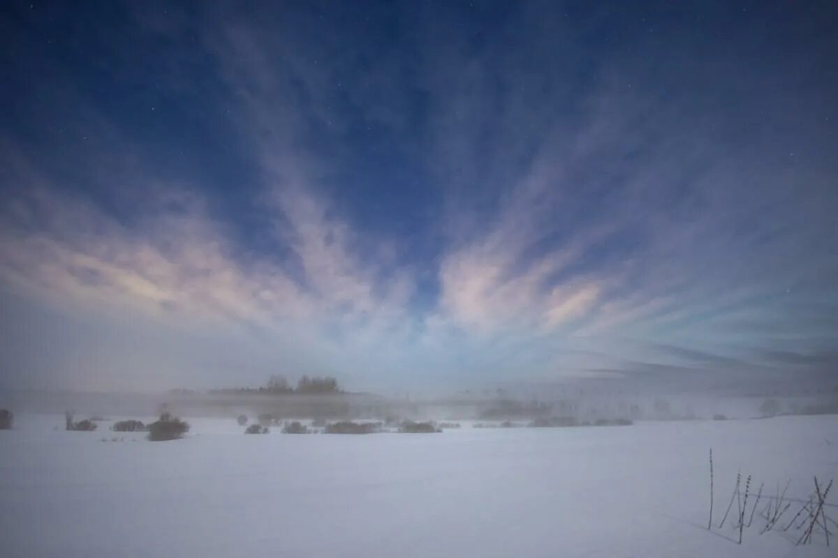 Пелена воды. Туман. Пелена тумана. Рассвет. Морозный туман в Якутске.