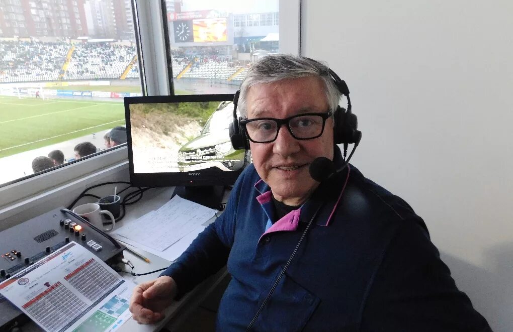 Знаменитый спортивный комментатор. Комментаторская кабина. Хоккейные комментаторы нхл. Футбольный комментатор дмитрий. Хоккейные комментаторы на бст.