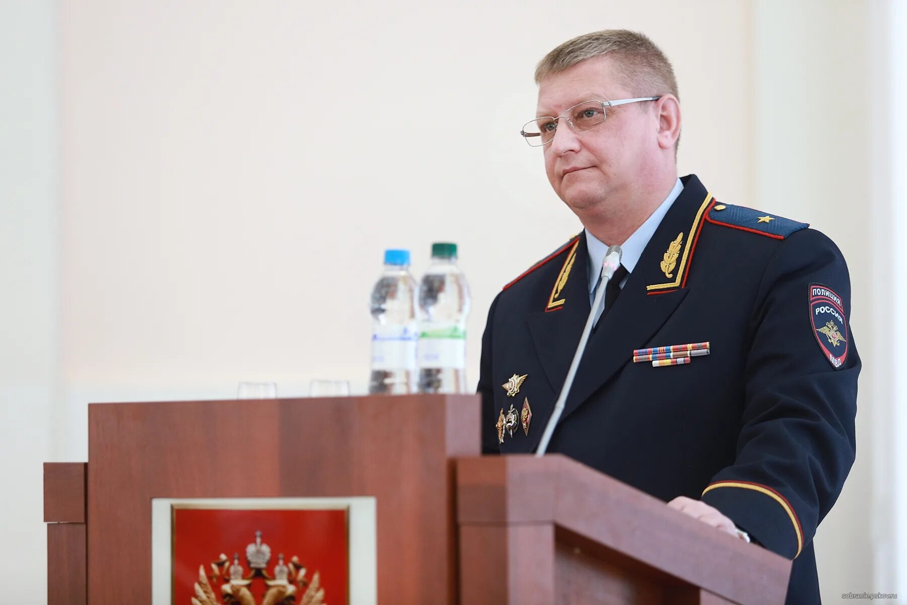 Куги псков. Псковская область пресс служба. Псковское областное собрание депутатов здание. Псковская область пресс служба. Депутаты пскова.