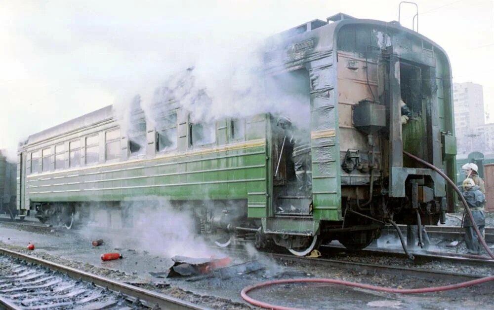 Хвостовой вагон пассажирского. Взрыв пассажирского поезда. Сгоревшие пассажирские вагоны. Горящий пассажирский вагон.