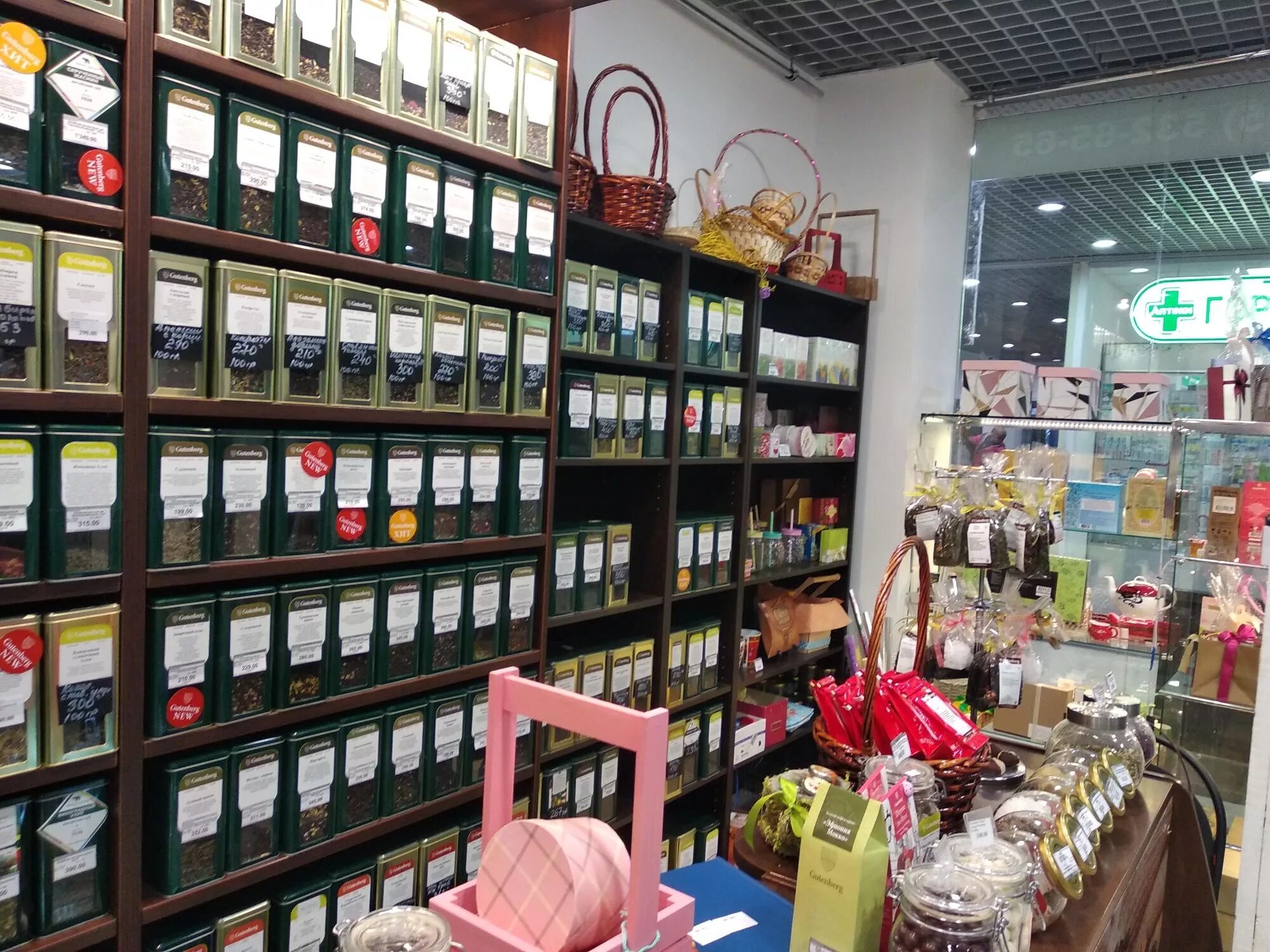 сетевой магазин чая и кофе москва. большой магазин чая. чайная лавка. витрина чайного магазина. оформление чайного магазина.