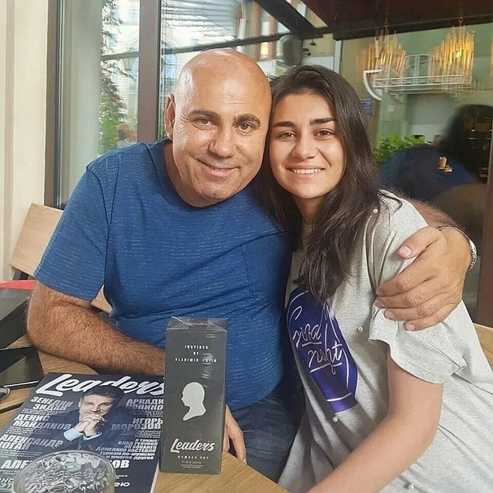 Дети пригожина иосифа пригожина дети. Дети иосифа пригожина. Дети пригожина иосифа пригожина дети. Жена иосифа пригожина. Иосиф пригожин дети.