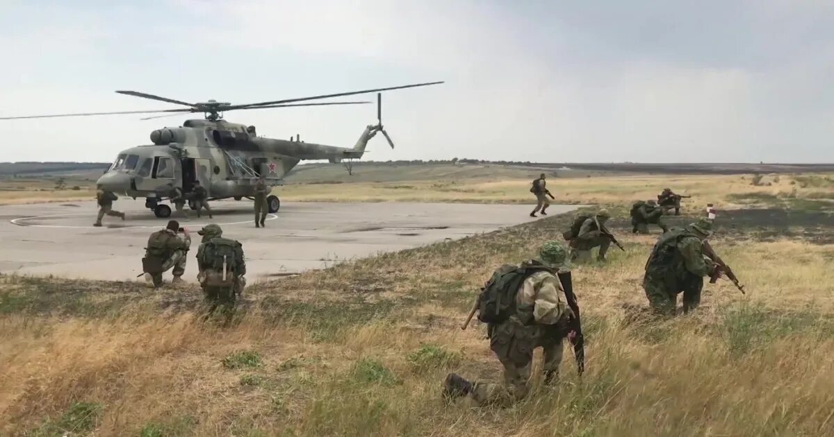 Высадил десант. Полигон Кадамовский спецназ. Ми-8 АМТШ десантирование спецназа. Поселок Кадамовский Ростовская. Гостомельский аэродром десант.