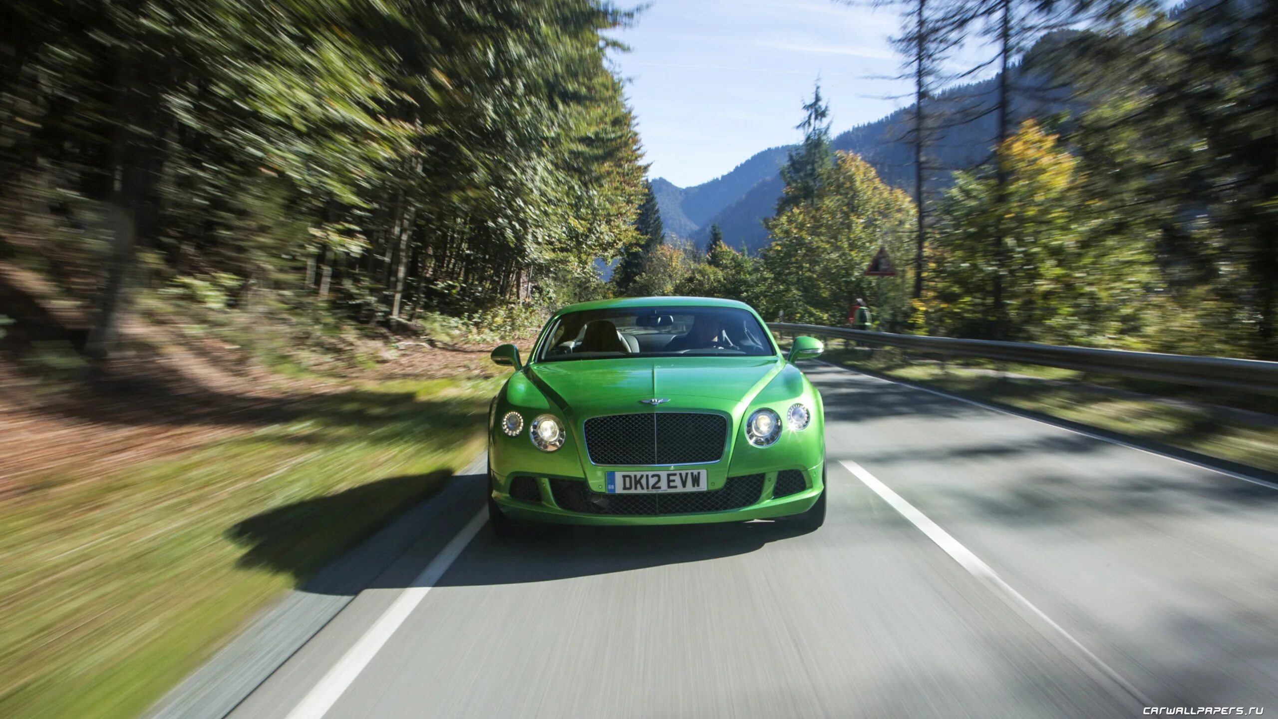 Зеленый автомобиль на дороге. Bentley Continental gt Apple Green. Шоссе с машинами. Машина зеленая без марки на дороге. Машина на скорости фото.