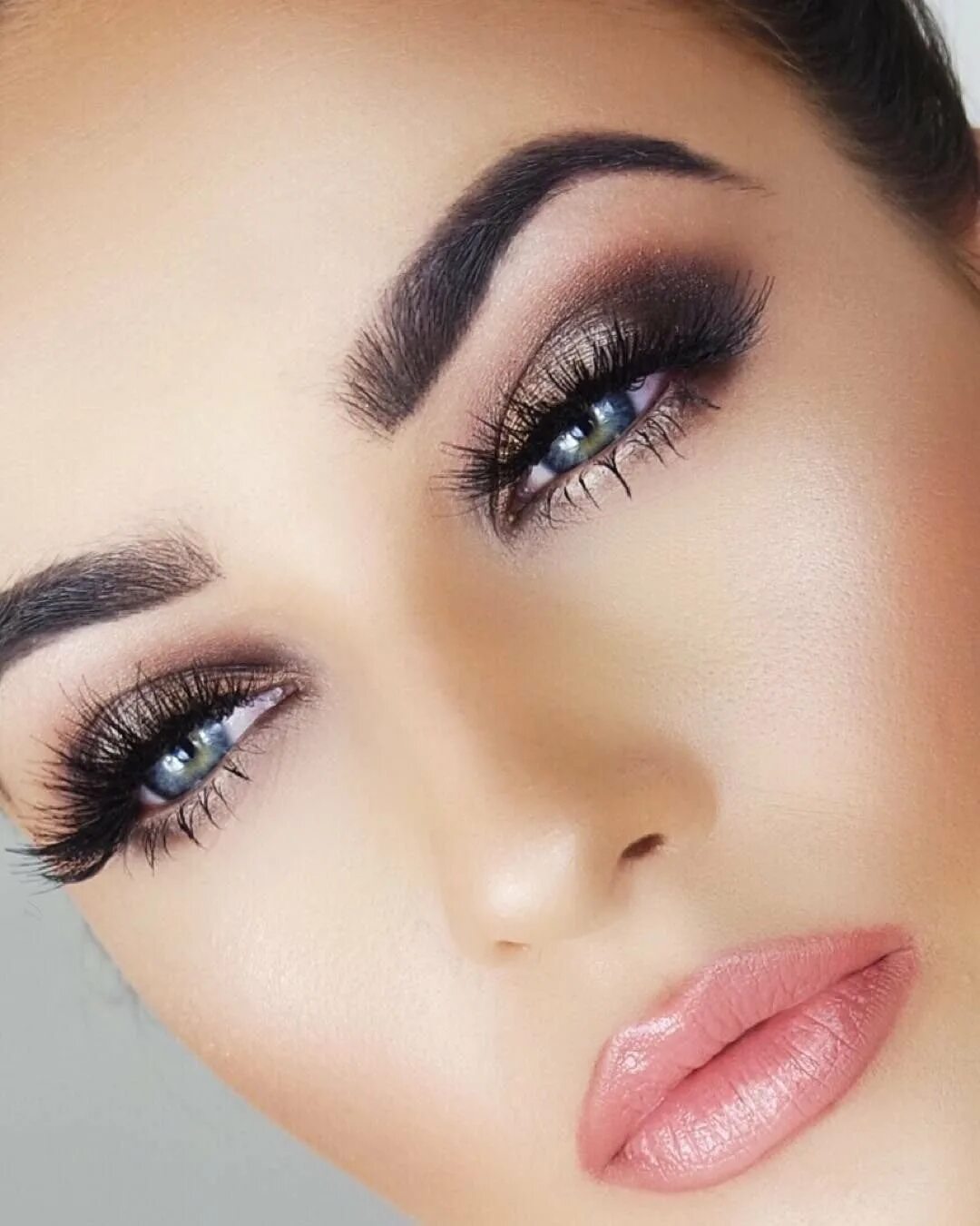 Паучьи лапки ресницы 2020. Красивое наращивание ресниц. Паучьи лапки ресницы тренд. Ресницы паучьи лапки 2021. Макияж осень зима 2021-2022.