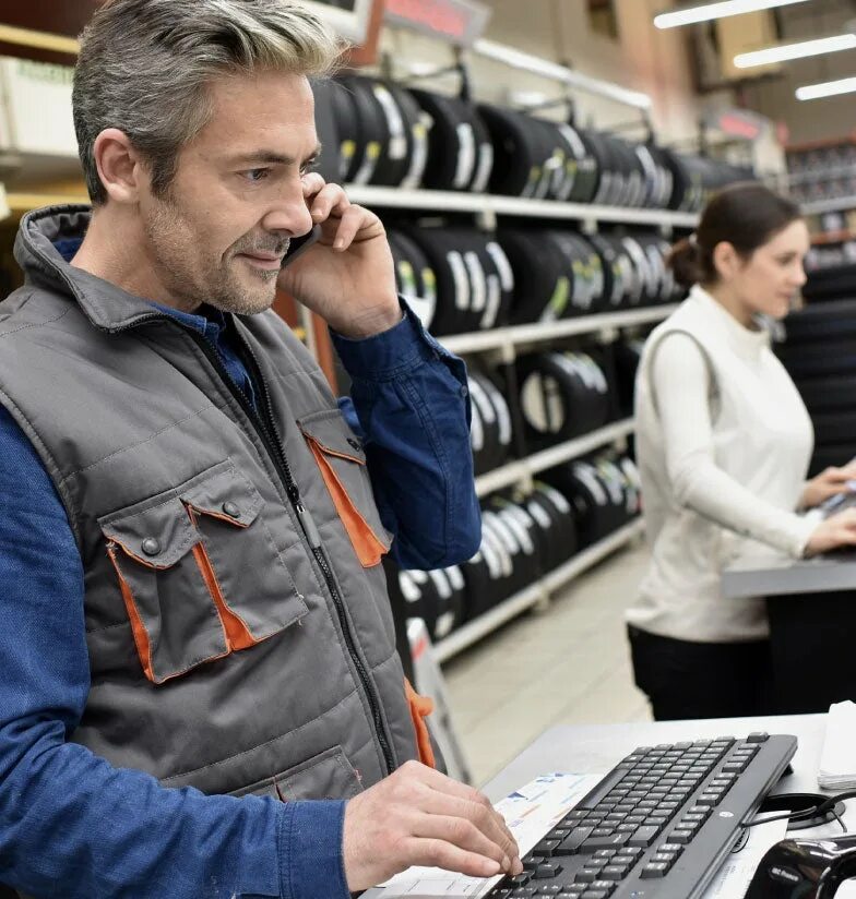 Менеджер по продажам одежды. Продавец в магазин автозапчастей. менеджер автозапчастей магазин. продавец строительных материалов. девушка продавец автозапчастей.