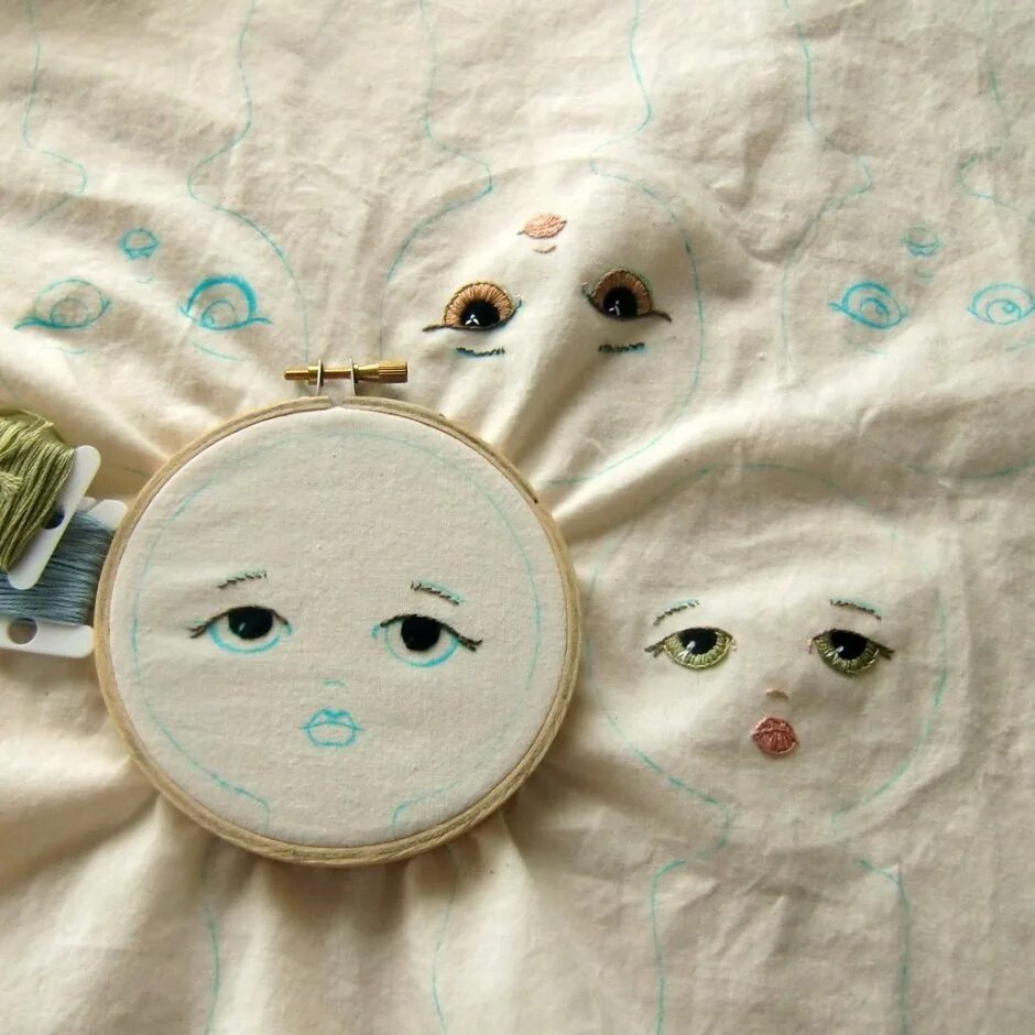 вышитое лицо. текстильная кукла с вышитым лицом. вышитое лицо. вышивка лица. вышивка лица куклы.