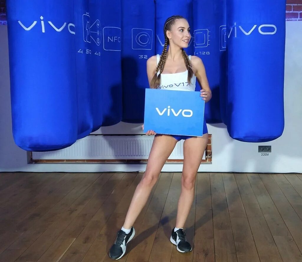 Компания vivo. Vivo фирма. Компания Виво. Vivo чья фирма. Vivo с черно голубым градиентным корпусом.