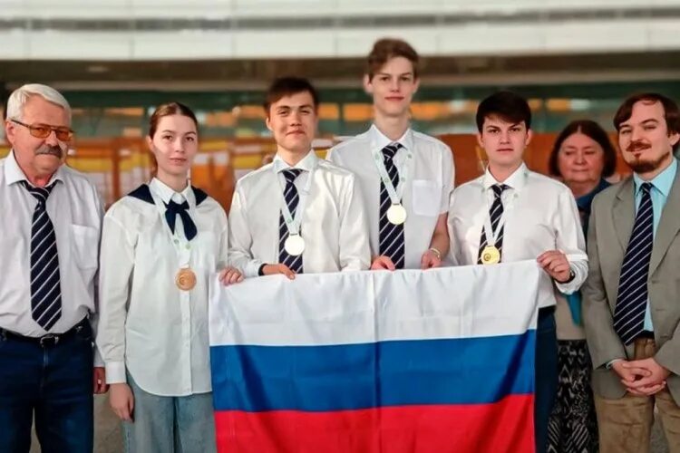 Российские школьники получат. Победители международных олимпиад. Российские школьники завоевали четыре золотые медали. Школьники на Олимпиаде. Победители международных олимпиад школьников.