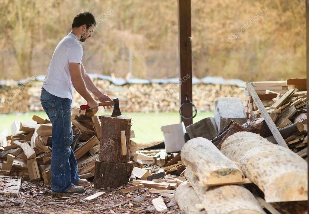 Рубить дрова. Мужик рубит дрова. Дети рубят дрова. Мужчина рубит дрова.