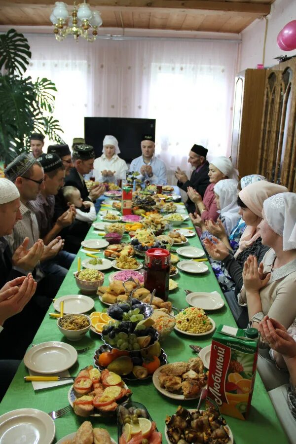 Татарский накрытый стол. Стол для никаха. Стол мусульманский праздничный. Накрыть стол на никах. Застолье у татар.