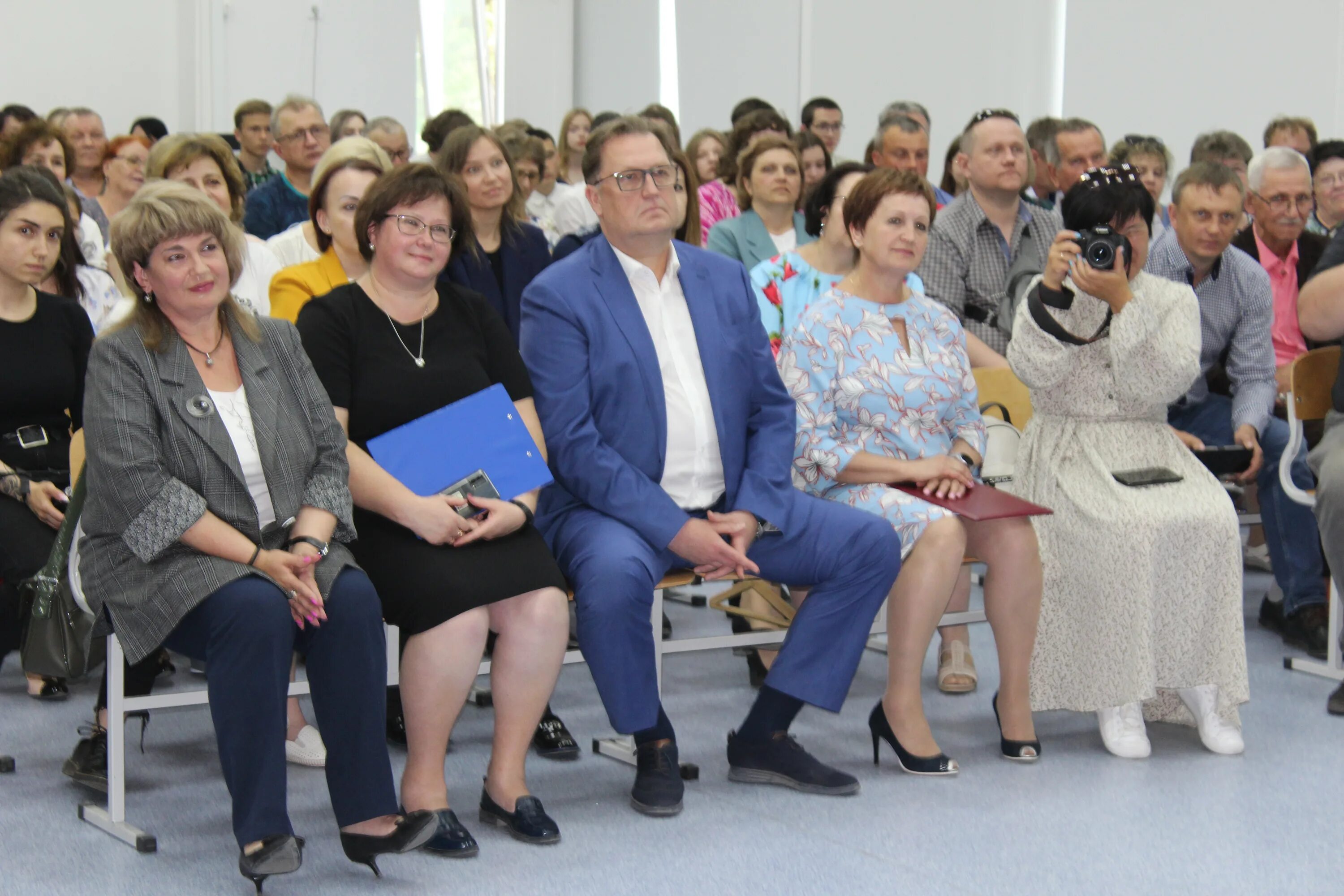 Интернет искитим. Школа 1 искитим. школа 9 искитим. школа 11 искитим. директор школы 14 искитим.