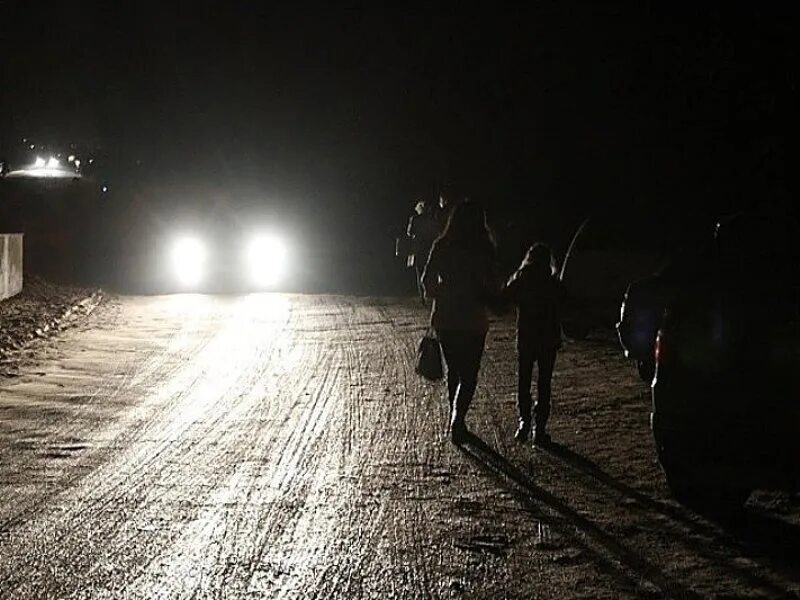 Передвижение в ночное время. Пешеход в темноте. человек на дороге ночью. человек в темноте на дороге. пешеходы в темное время суток.