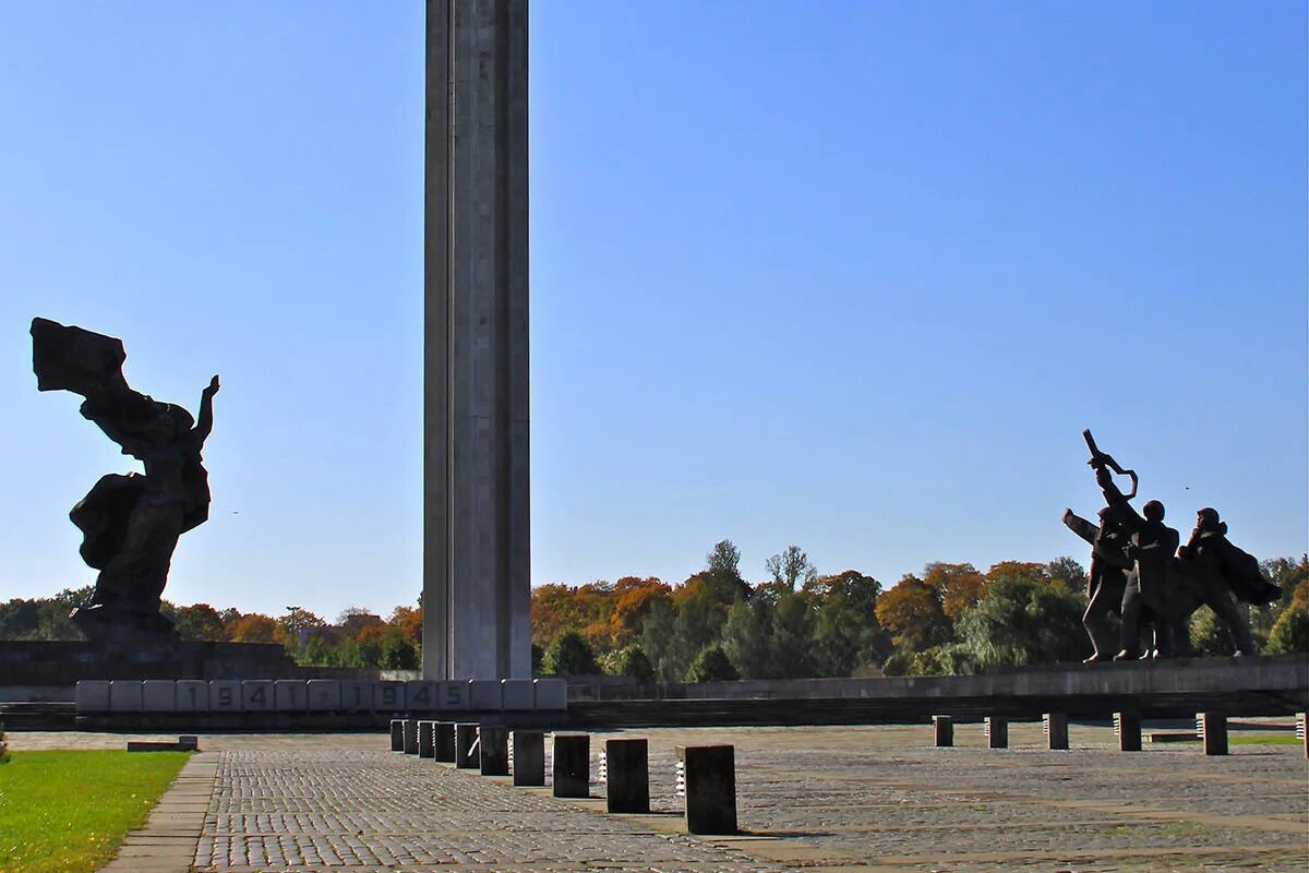 Памятник лиепе в риге. Латвия памятник освободителям. памятник освободителям риги.