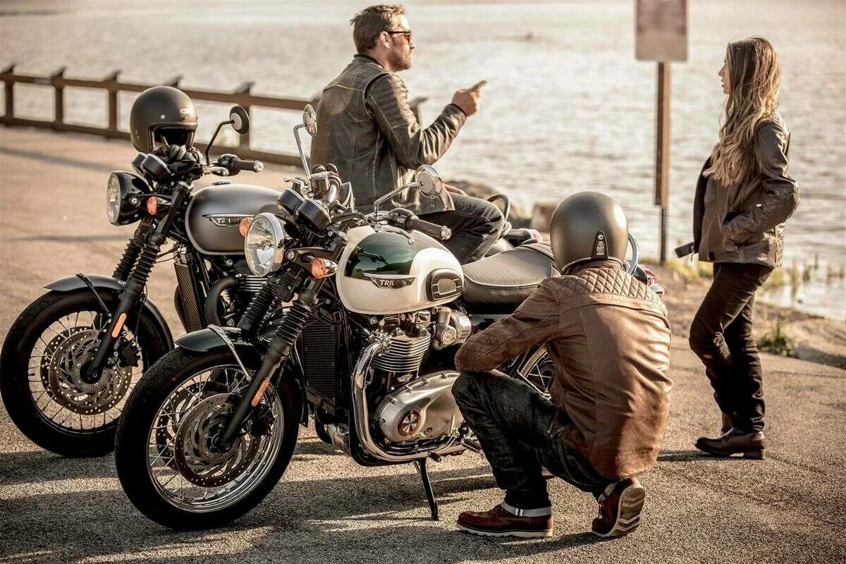 Байки на английском. Мото Триумф Бонневиль. Triumph Bonneville с байкером. Английский мотоцикл Триумф.