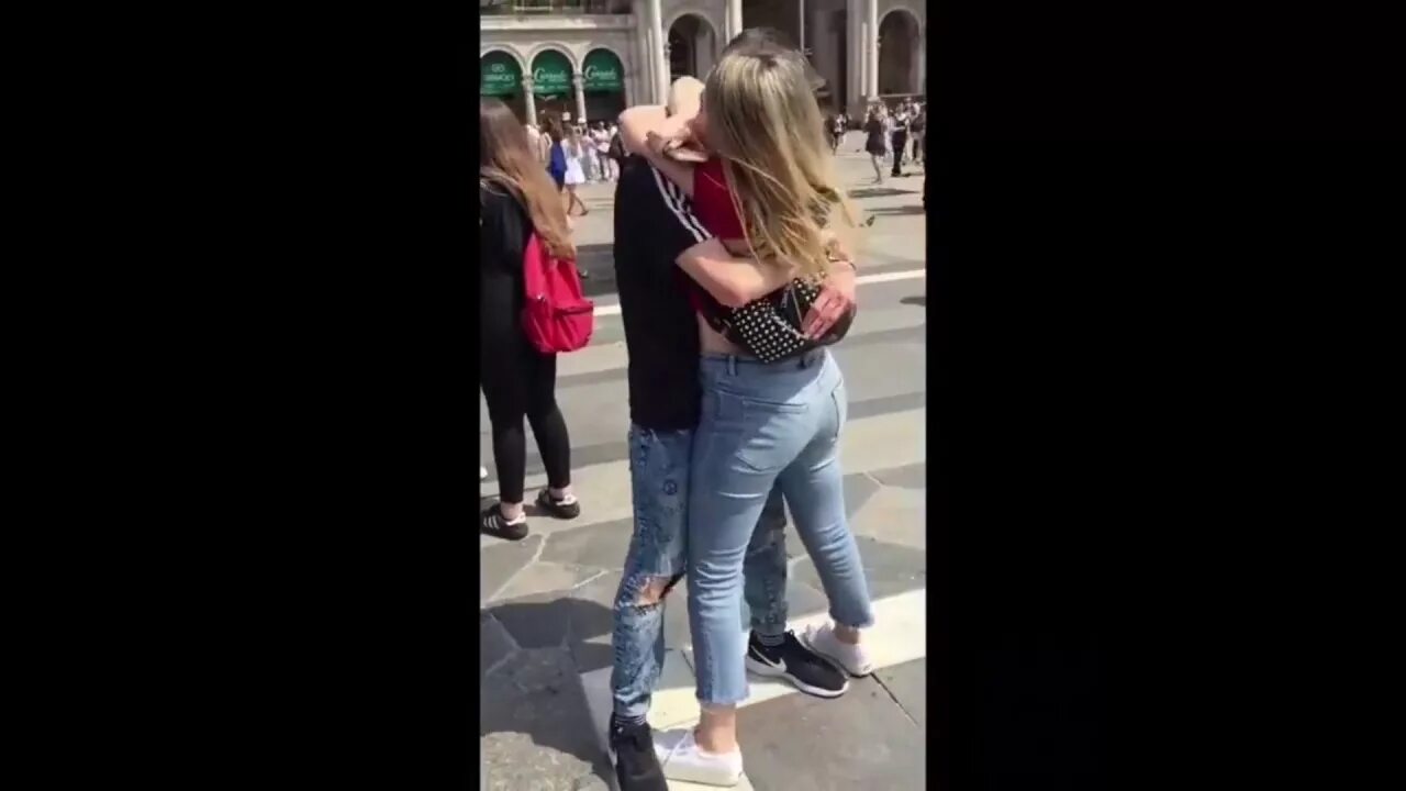 Парень знакомится с девушкой. Фотосессия на улице. Целующиеся милиционеры. Разговор между девушкой и парнем. Общение в реальной жизни.