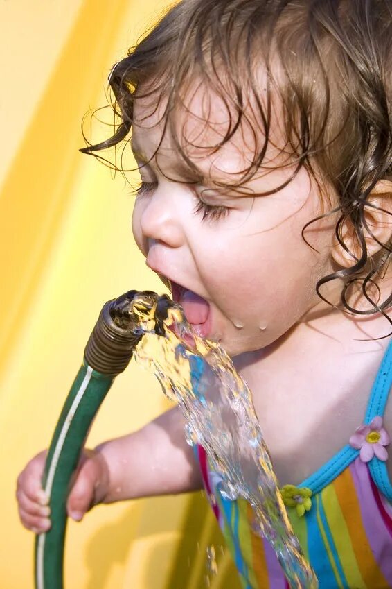 Дети воды. Ребенок пьет воду. Вода из шланга. Рвота выпитой водой