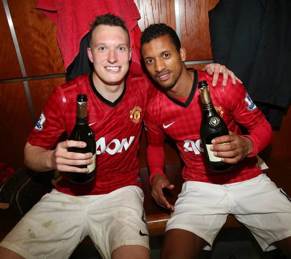 Эриксон футболист мю. Пьющие футболисты. Томас мюллер пьет пиво. Томас мюллер пьет пиво. Пьющие футболисты.