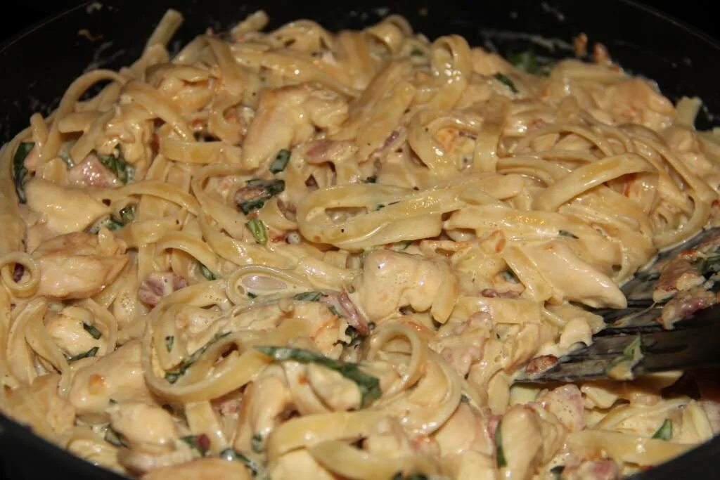 Макароны с филе и грибами. Паста карбонара с курицей в сливочном соусе. паста карбонара с курицей и грибами в сливочном соусе. паста карбонара с курицей и грибами. паста карбонара с грибами.