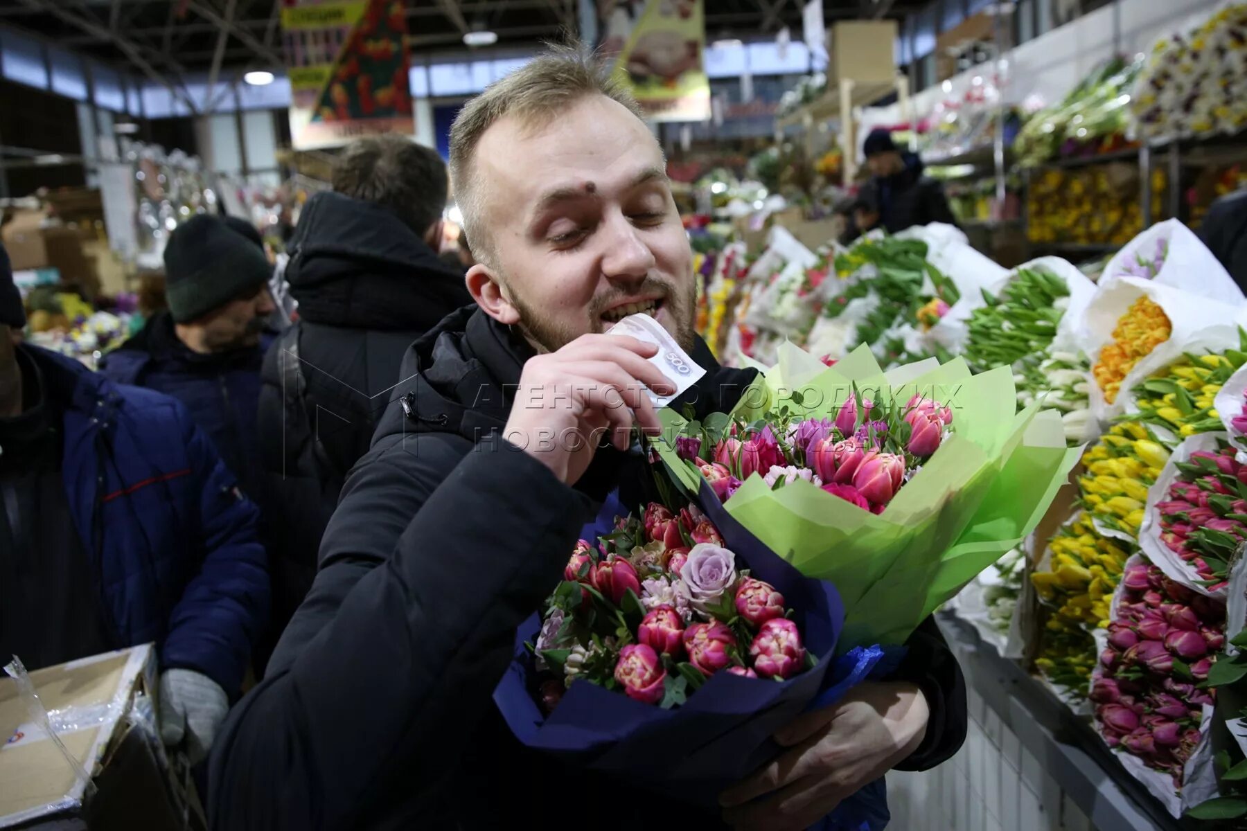 Рижская метро цветы рынок. Рынок цветов метро Рижская Москва. Рижский вокзал цветочный рынок.