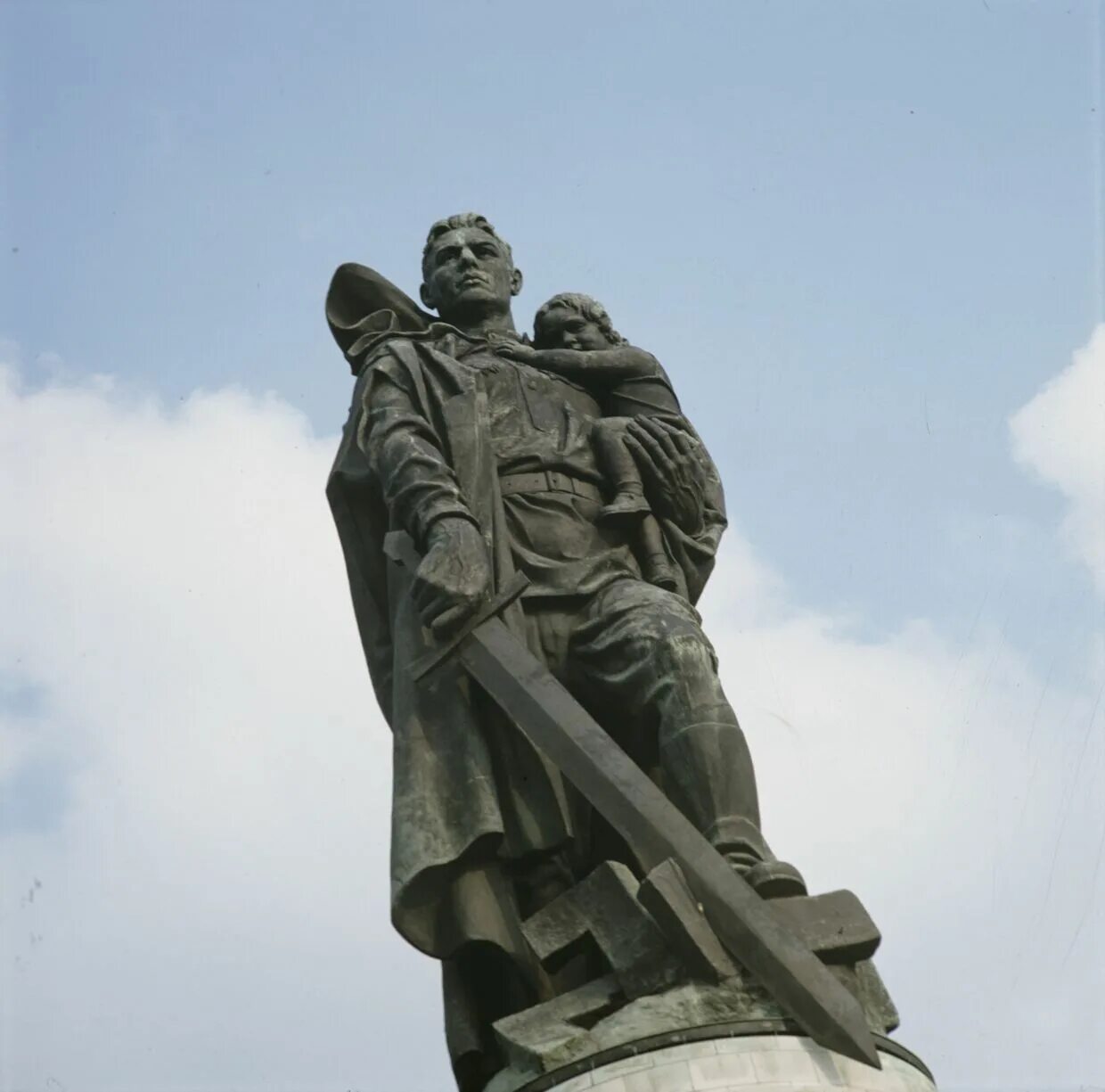 Вучетич воин освободитель. Памятники воинам освободителям 1941-1945. памятник солдату великой отечественной в россии. трептов парк. памятник воину освободителю в берлине.
