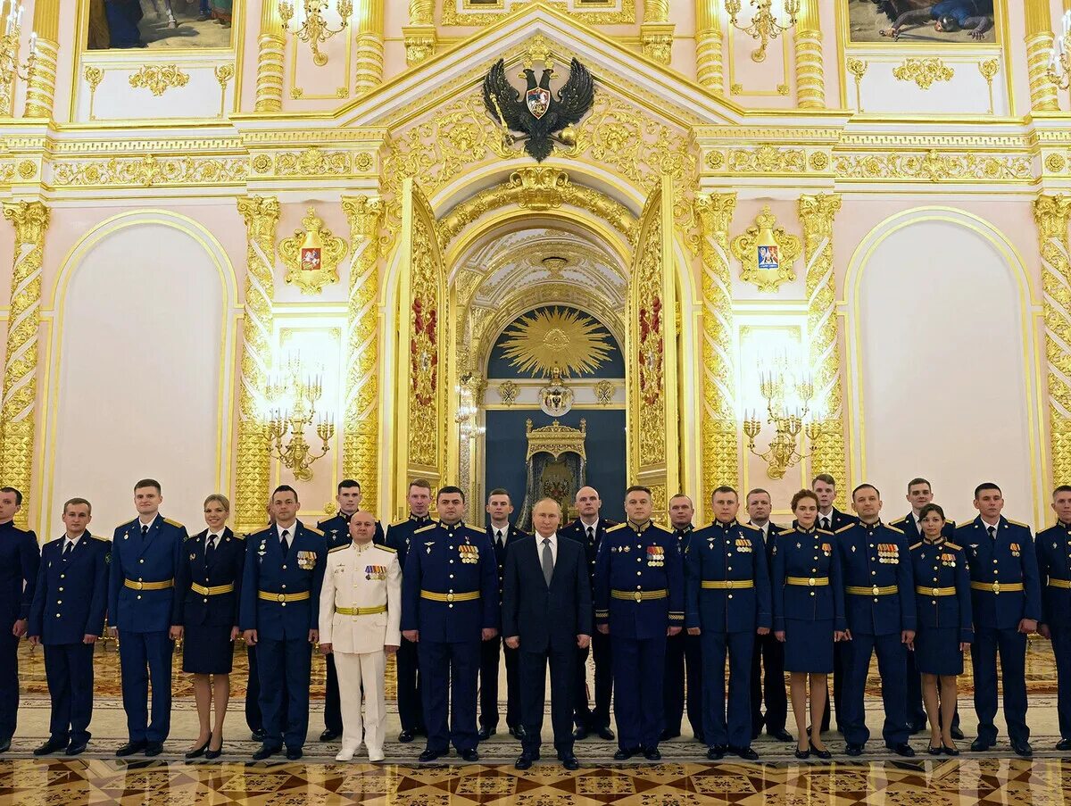 Военнослужащим в 2025 году. Прием выпускников военных вузов в кремле. прием выпускников военных вузов в кремле 2019. встреча путина с выпускниками военных вузов 2025. встреча в кремле выпускников академии фсб.